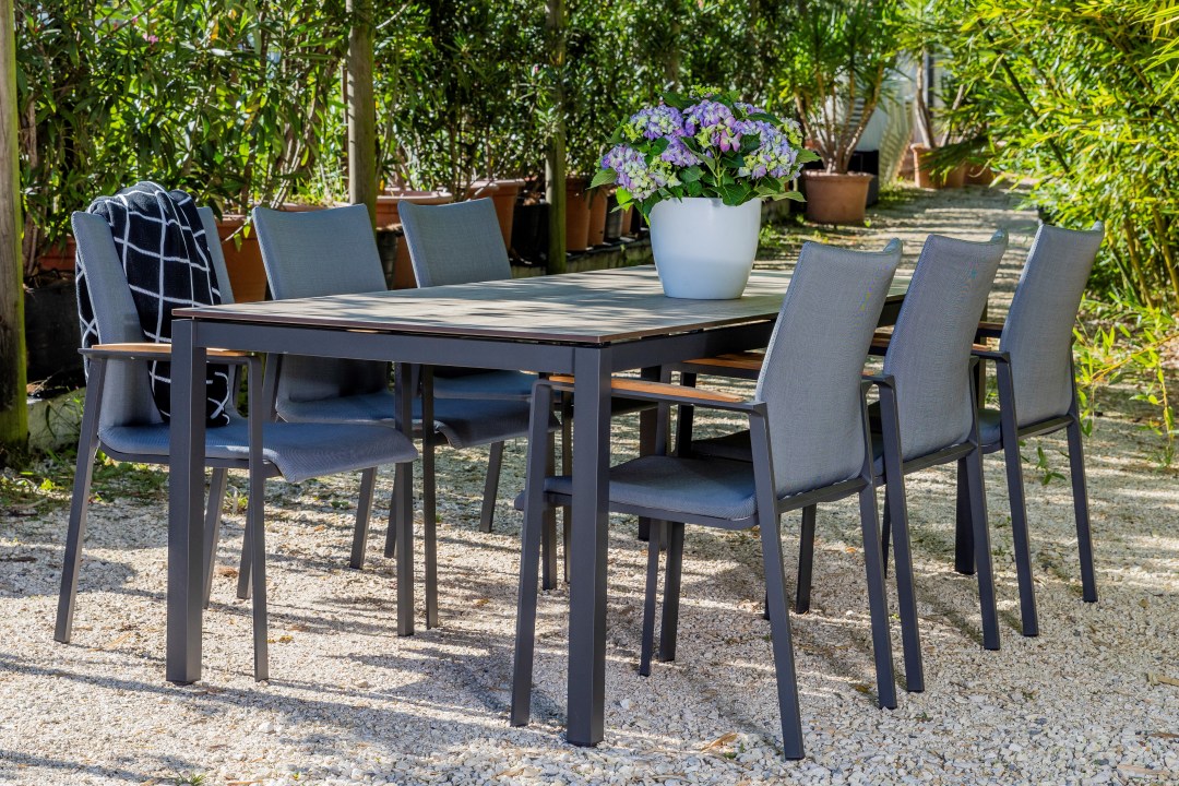 HPL Light Wood mit Tamarco Gestell anthrazit und Sessel Toulon