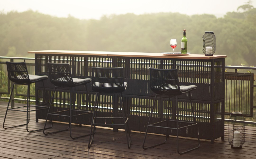 Stimmungsbild Bartisch + Barstühle-Quer