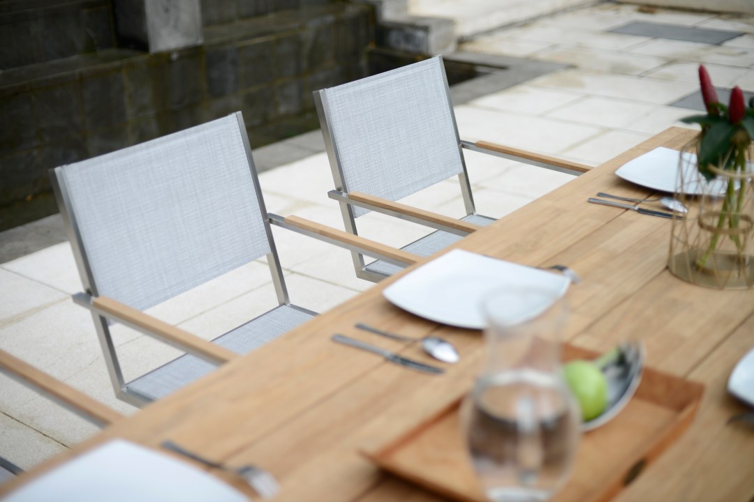 TAMARCO-TEAK mit Freischwinger Ashgrey 4