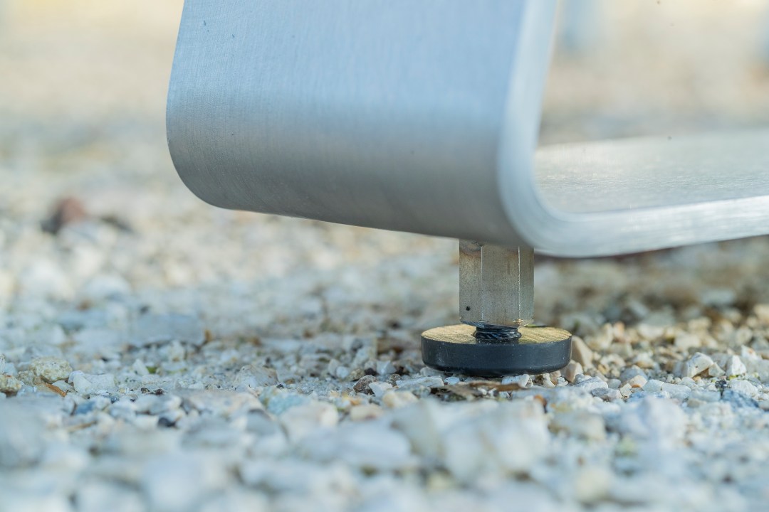 Detail Nivelierfuss beim Delta Tisch